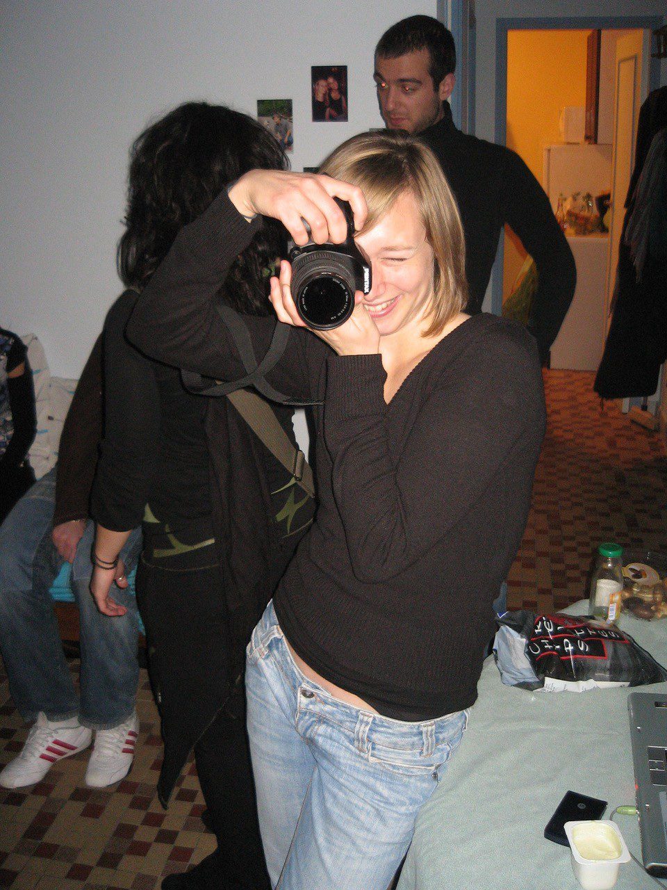 Déborah Bernard en 2008, appareil photo à la main, souriante en pleine prise de vue