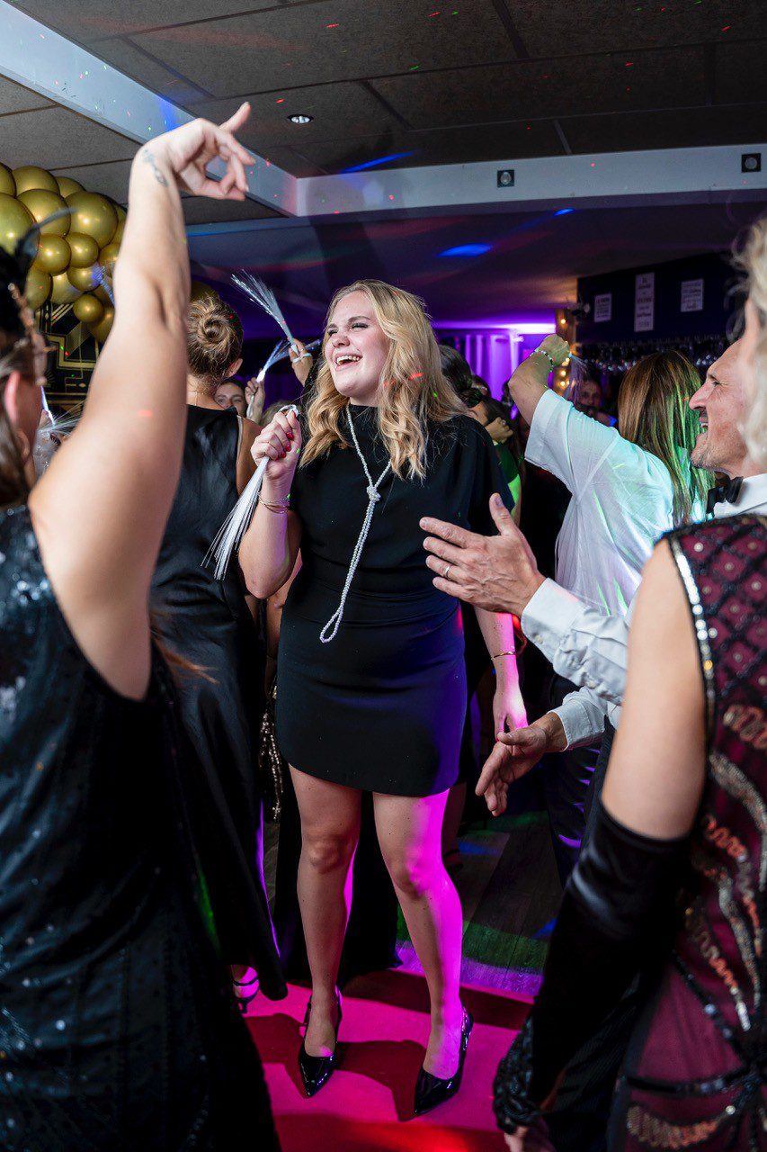 Déborah Bernard, photographe de mariage, saisit un moment de fête et d’émotion durant une soirée