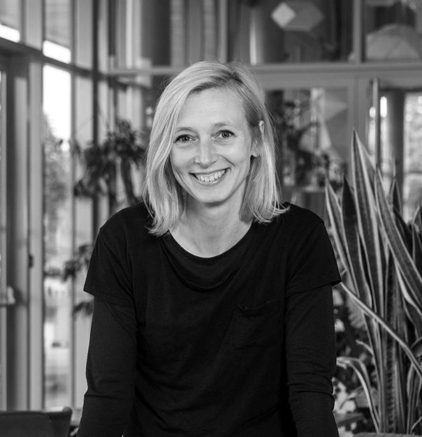 Déborah souriante en pleine séance photo