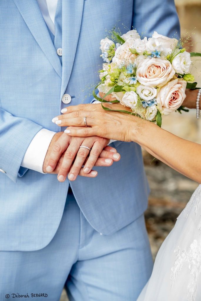 Mains des mariés et bouquet – Déborah Bernard photographe mariage