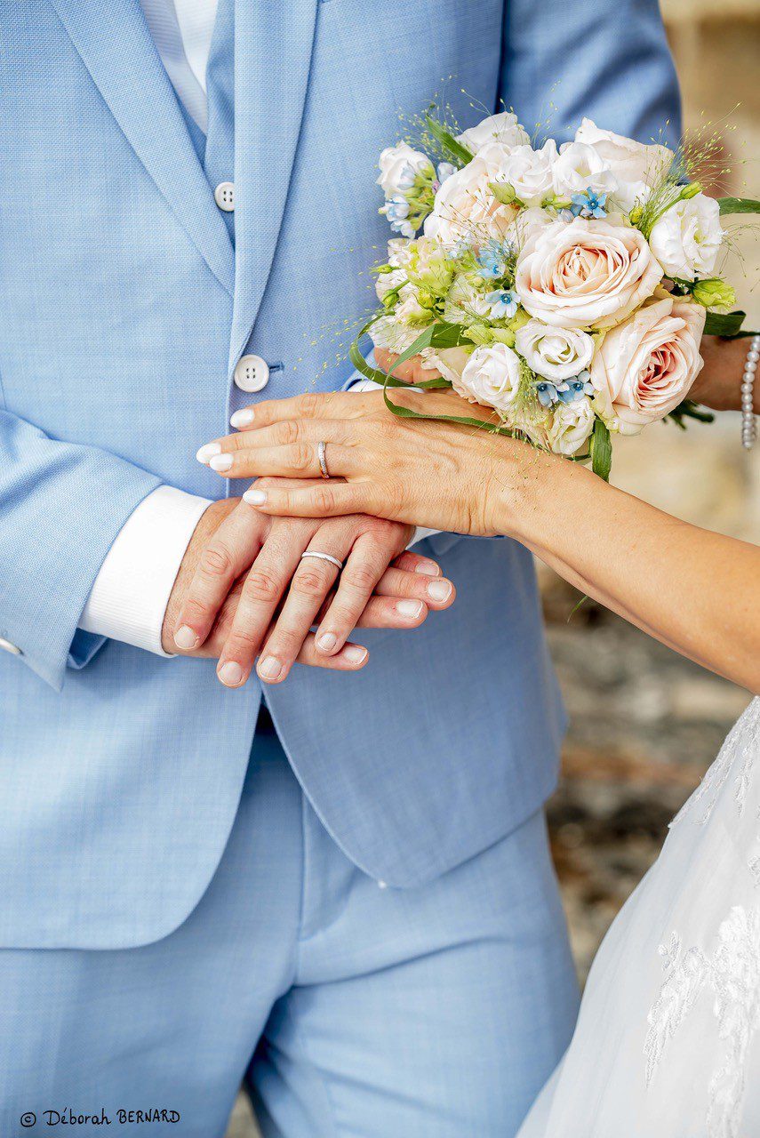 Mains des mariés et bouquet – Déborah Bernard photographe mariage
