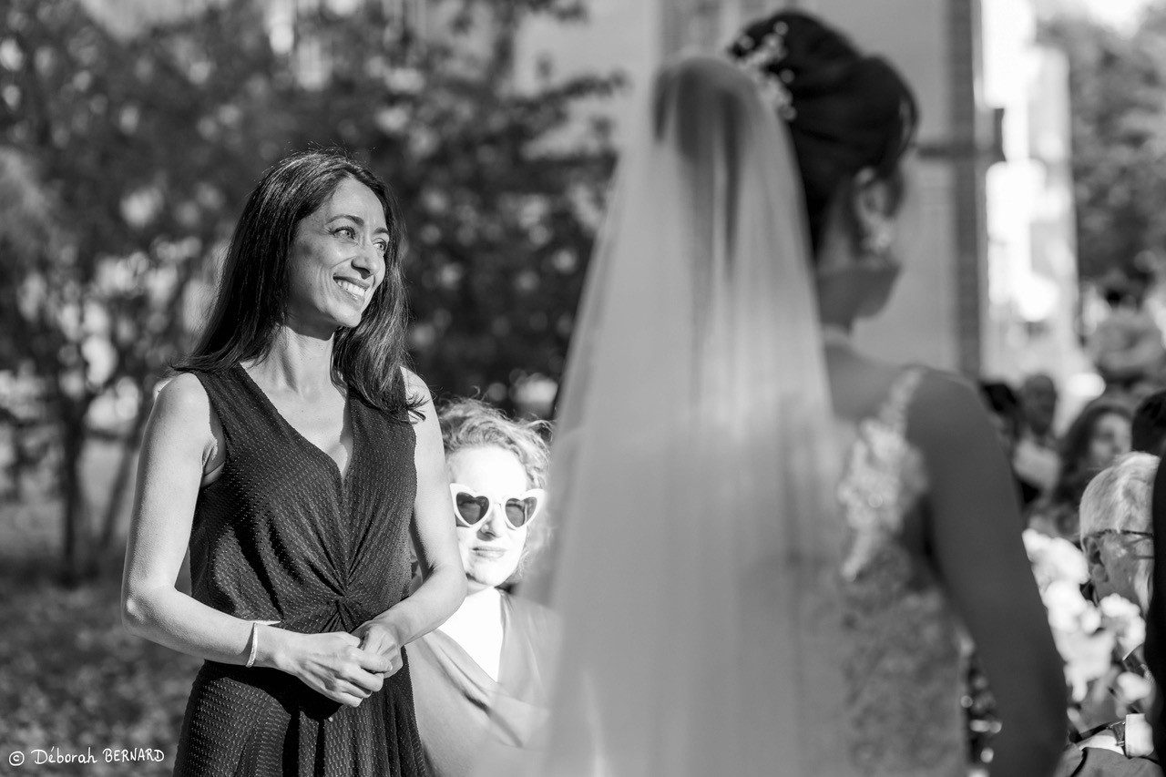 Photographe de mariage capturant une émotion spontanée entre invités