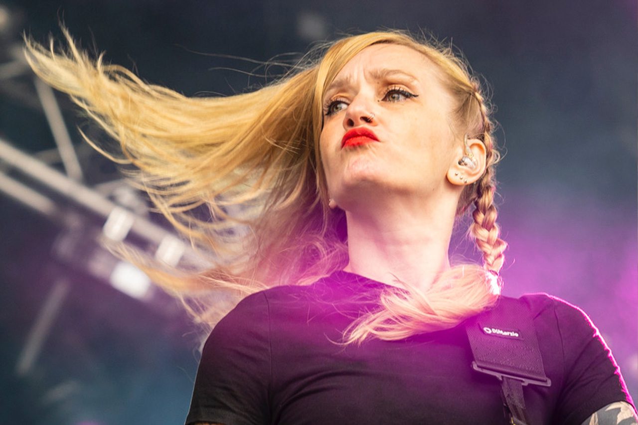 Musicienne bassiste en plein concert, capturée dans un moment spontané – photographie de Déborah Bernard.