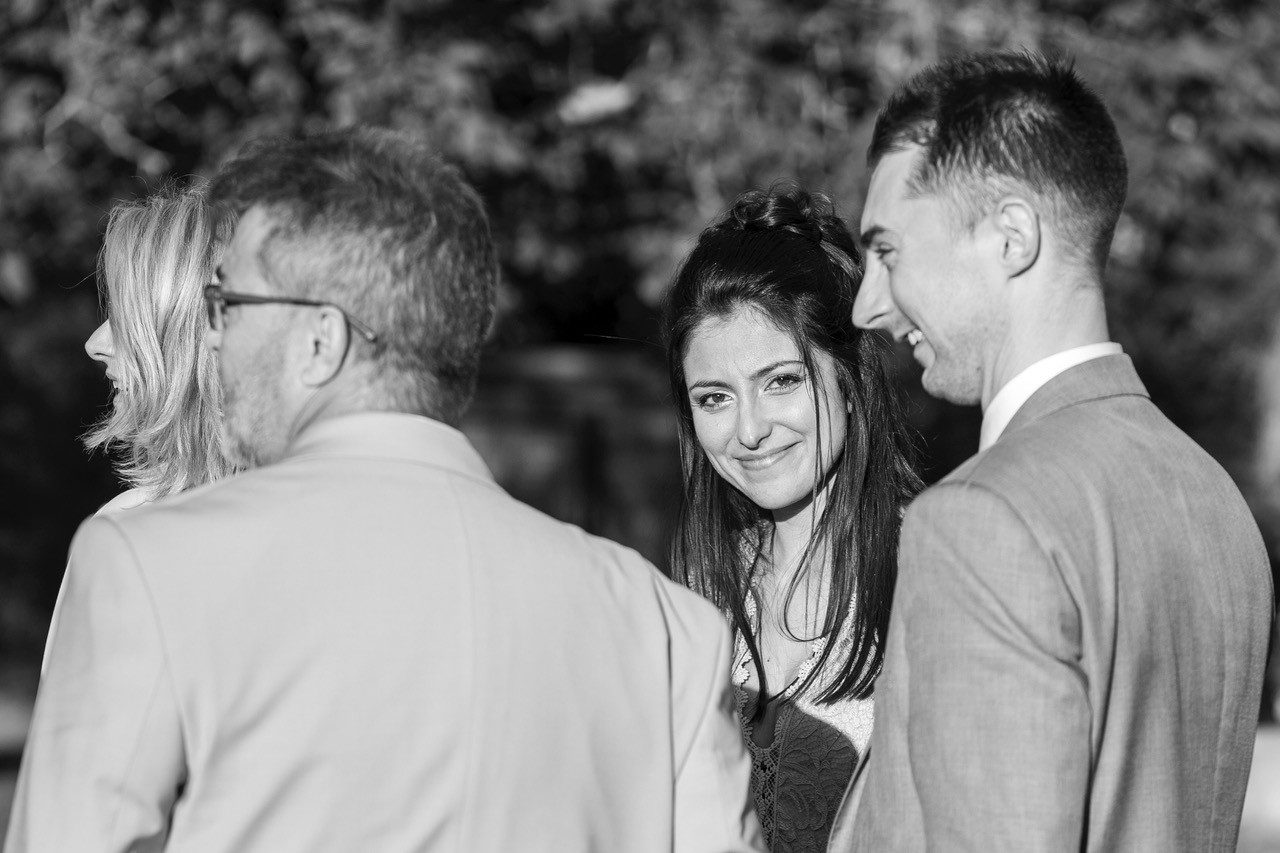 Regard de la mariée capturé dans un moment spontané pendant la cérémonie – photographie de Déborah Bernard.